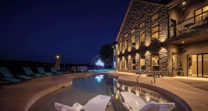 The Lighthouse - Amazing 7,000 SF Home - Private Heated Pool & Golf Course
