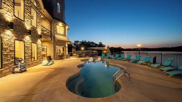 Een buitenzwembad, een verwarmd zwembad