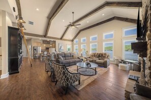 Smart-tv, een open haard, videospelletjes en een dvd-speler