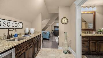 6 slaapkamers, een kluis op de kamer, een strijkplank/strijkijzer