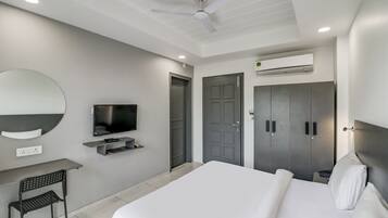 6 bedrooms, iron/ironing board, WiFi, bed sheets
