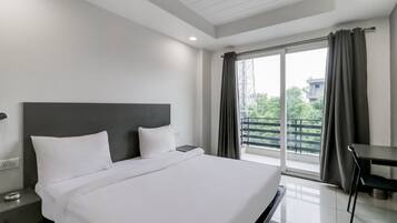 6 bedrooms, iron/ironing board, WiFi, bed sheets