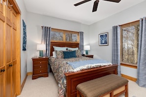 4 bedrooms, iron/ironing board, travel cot, free WiFi - Cozy House at Wintergreen with hot tub/firepit/fireplace & all amenities included and pool access! (Wintergreen Resort)