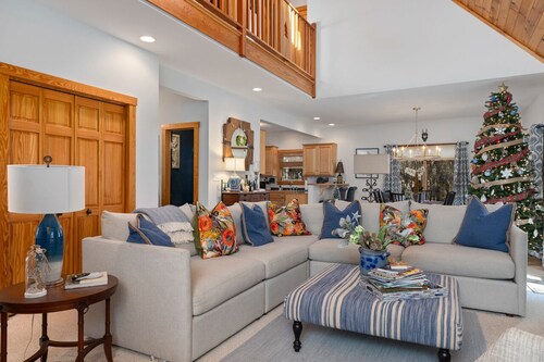 Cozy House at Wintergreen with hot tub/firepit/fireplace & all amenities included and pool access!