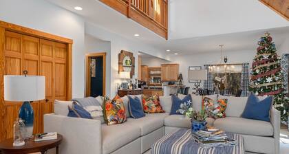 Cozy House at Wintergreen with hot tub/firepit/fireplace & all amenities included and pool access!