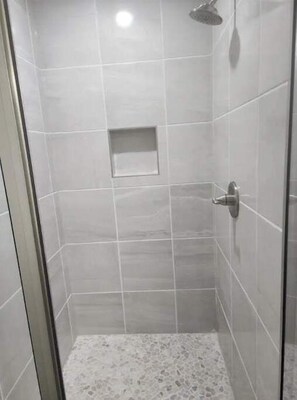 Haartrockner, Handtücher, Seife, Shampoo