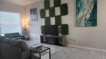 Smart TV y chimenea