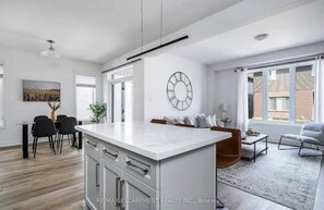 Interior - Elegant Home in Collingwood (Collingwood)