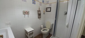 Dusche, Haartrockner, Bidet, Handtücher