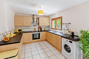 Refrigerador, microondas, horno y utensilios de cocina