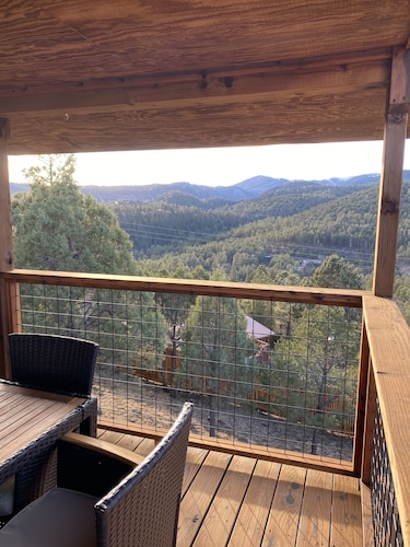 Hot Tub. Fenced Yard. Pet Friendly. Great Central Location!