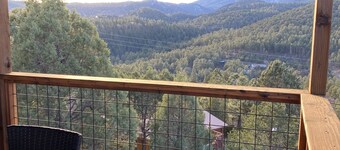 Hot Tub. Fenced Yard. Pet Friendly. Great Central Location!