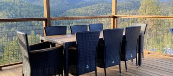 UPDATED RE:FIRE. Hot Tub. Fenced Yard. Pet Friendly. Great Central Location!
