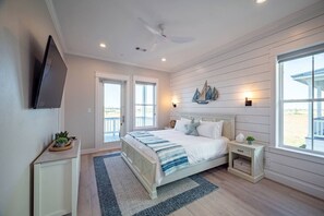 5 室のベッドルーム、デスク、アイロン / アイロン台、旅行用ベビーベッド