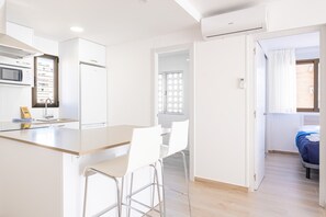 Geladeira, micro-ondas, fogão, cooktop
