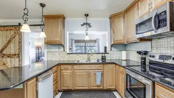 Fridge, microwave, stovetop, dishwasher