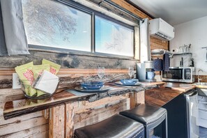 Refrigerador, microondas, cafetera y tetera y utensilios de cocina 