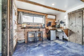 Refrigerador, microondas, cafetera y tetera y utensilios de cocina 
