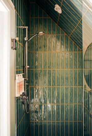 Designer toiletries, hair dryer, bathrobes, towels - Somewhere Inn Collingwood (Collingwood)