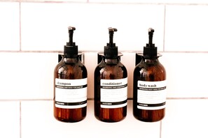 Regadera, secadora de cabello, toallas, jabón 