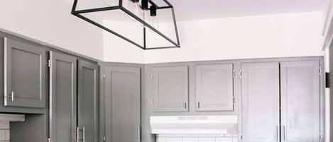 Kylskåp, mikrovågsugn, ugn och spishäll