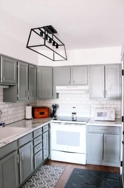 Small-Town Loft: Harvester - Modern Comfort in 1890 Historical Brick Building