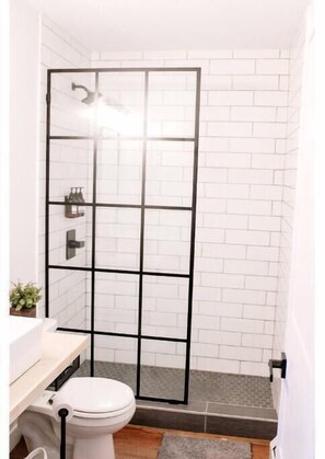 Regadera, secadora de cabello, toallas, jabón 