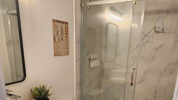 Dusche, Haartrockner, Handtücher, Seife