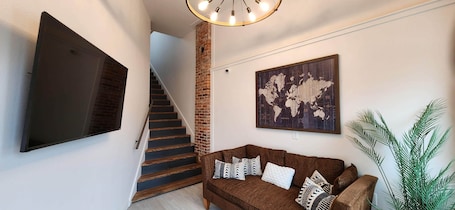 Smart TV. 1890 Lofts - Mayberry : Family Friendly • King Beds • Near I‑80 • Walkable