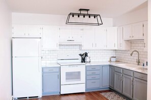 Kylskåp, mikrovågsugn, ugn och spishäll