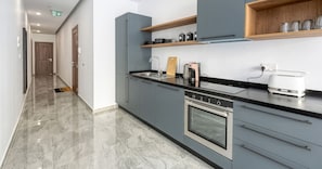 Køleskab, mikrobølgeovn, ovn, kogeplade