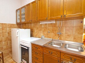 Fridge, oven, stovetop, coffee/tea maker