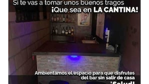 Zona de bar con mostrador de piedra y estantes llenos de botellas. El texto de la imagen sugiere un mensaje de bienvenida para los huéspedes.