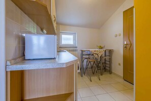 Refrigerador, microondas, placa de cocina, cafetera/tetera