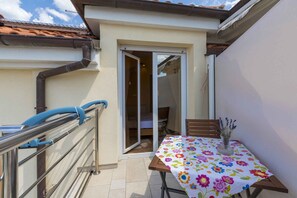 Outdoor dining - Holiday apartment with air conditioning and sea view (Selce)