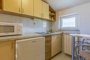 Fridge, microwave, stovetop, coffee/tea maker - Holiday apartment with air conditioning (Selce)