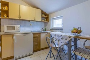 Fridge, microwave, stovetop, coffee/tea maker - Holiday apartment with air conditioning (Selce)