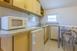 Refrigerador, microondas, placa de cocina, cafetera/tetera