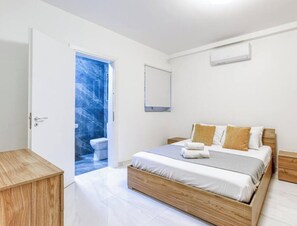 Desk, iron/ironing board, travel cot, WiFi