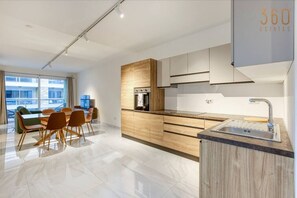 Refrigerador, horno, placa de cocina, lavavajillas