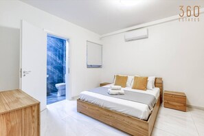 Schreibtisch, Bügeleisen/Bügelbrett, Reisekinderbett, WLAN