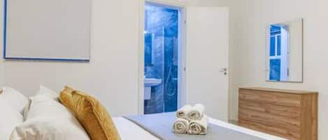 2 dormitorios, escritorio, tabla de planchar con plancha y cuna de viaje