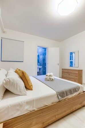 Desk, iron/ironing board, travel crib, WiFi - A beautiful, brand new 2BR home in St Pauls. (St. Paul`s Bay)