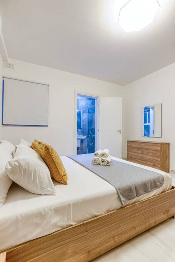 2 slaapkamers, een bureau, een strijkplank/strijkijzer, reisbedje