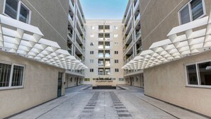Ein modernes Gebäude mit einem zentralen Innenhof, der 'MULBERRY PARK' genannt wird.