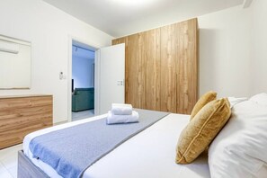 Desk, iron/ironing board, travel cot, WiFi