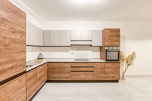 Een koelkast, een oven, een kookplaat, een kinderstoel