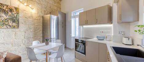 Réfrigérateur, micro-ondes, four, plaque de cuisson