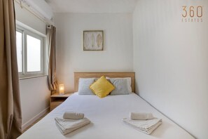 2 bedrooms, desk, iron/ironing board, travel crib - A lovely, central 2BR penthouse with large outdoor (L-Iklin)