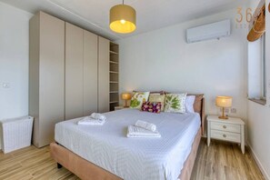 2 makuuhuonetta, työpöytä, silitysrauta/-lauta, vauvan matkasänky